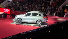 Keterangan Foto:
Unit Polytron G3+ Series dipamerkan di tengah arena Istora Gelora Bung Karno, Senayan, Jakarta, saat berlangsungnya Polytron Indonesia Open 2026. Kehadiran mobil listrik ini menarik perhatian penonton sekaligus menegaskan peran Polytron sebagai Official EV Partner dalam ajang bulu tangkis kelas dunia tersebut.
