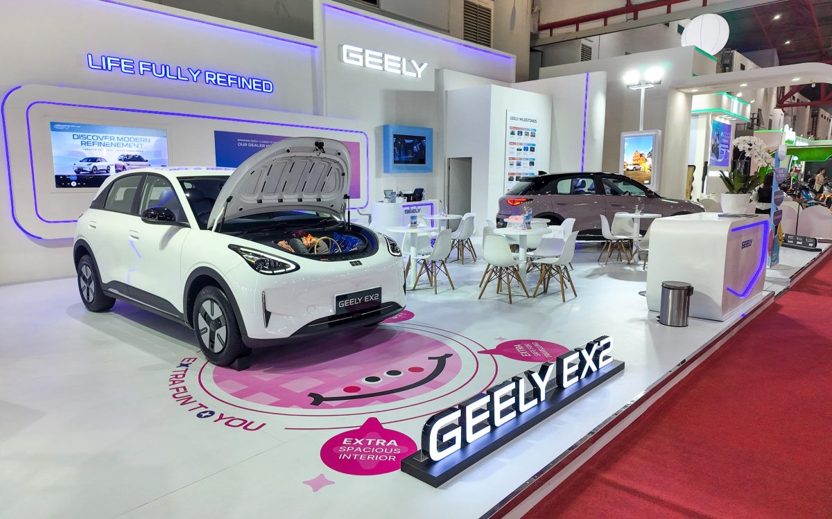 Unit Geely EX2 dipamerkan di booth Geely Auto Indonesia pada ajang Jakarta Fair 2026 di JIExpo Kemayoran, Jakarta. Mobil listrik ini menjadi sorotan dengan desain modern, fitur canggih, serta efisiensi tinggi untuk mobilitas perkotaan.