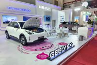Unit Geely EX2 dipamerkan di booth Geely Auto Indonesia pada ajang Jakarta Fair 2026 di JIExpo Kemayoran, Jakarta. Mobil listrik ini menjadi sorotan dengan desain modern, fitur canggih, serta efisiensi tinggi untuk mobilitas perkotaan.