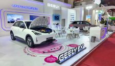 Unit Geely EX2 dipamerkan di booth Geely Auto Indonesia pada ajang Jakarta Fair 2026 di JIExpo Kemayoran, Jakarta. Mobil listrik ini menjadi sorotan dengan desain modern, fitur canggih, serta efisiensi tinggi untuk mobilitas perkotaan.