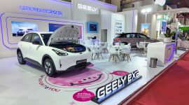 Unit Geely EX2 dipamerkan di booth Geely Auto Indonesia pada ajang Jakarta Fair 2026 di JIExpo Kemayoran, Jakarta. Mobil listrik ini menjadi sorotan dengan desain modern, fitur canggih, serta efisiensi tinggi untuk mobilitas perkotaan.