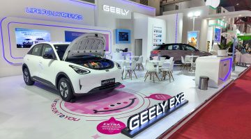 Unit Geely EX2 dipamerkan di booth Geely Auto Indonesia pada ajang Jakarta Fair 2026 di JIExpo Kemayoran, Jakarta. Mobil listrik ini menjadi sorotan dengan desain modern, fitur canggih, serta efisiensi tinggi untuk mobilitas perkotaan.