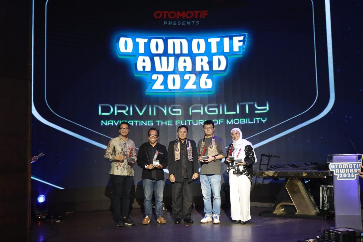 Tim Geely Auto Indonesia menunjukkan dua trofi OTOMOTIF Award 2026 setelah Geely Starray EM-i dan Geely EX2 berhasil meraih penghargaan terbaik di kategori SUV hybrid dan kendaraan listrik kompak. (Dok. Geely Indonesia)