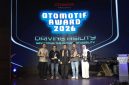 Tim Geely Auto Indonesia menunjukkan dua trofi OTOMOTIF Award 2026 setelah Geely Starray EM-i dan Geely EX2 berhasil meraih penghargaan terbaik di kategori SUV hybrid dan kendaraan listrik kompak. (Dok. Geely Indonesia)