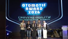 Tim Geely Auto Indonesia menunjukkan dua trofi OTOMOTIF Award 2026 setelah Geely Starray EM-i dan Geely EX2 berhasil meraih penghargaan terbaik di kategori SUV hybrid dan kendaraan listrik kompak. (Dok. Geely Indonesia)