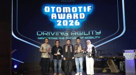 Tim Geely Auto Indonesia menunjukkan dua trofi OTOMOTIF Award 2026 setelah Geely Starray EM-i dan Geely EX2 berhasil meraih penghargaan terbaik di kategori SUV hybrid dan kendaraan listrik kompak. (Dok. Geely Indonesia)