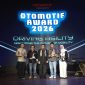 Tim Geely Auto Indonesia menunjukkan dua trofi OTOMOTIF Award 2026 setelah Geely Starray EM-i dan Geely EX2 berhasil meraih penghargaan terbaik di kategori SUV hybrid dan kendaraan listrik kompak. (Dok. Geely Indonesia)