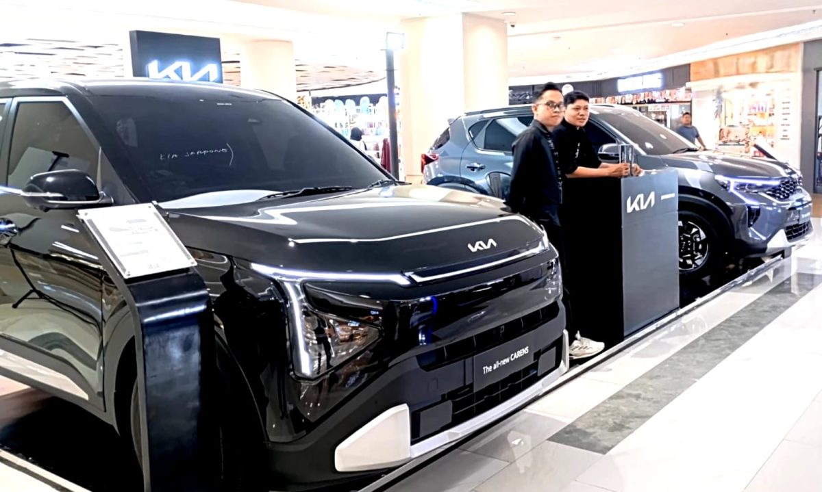 Pengunjung melihat langsung unit Kia Carens dan Kia Sonet yang dipamerkan dalam gelaran Kia Experience Week di salah satu pusat perbelanjaan, Juni 2026. Pameran ini menjadi bagian dari strategi Kia untuk mendekatkan produk kepada konsumen melalui pengalaman interaktif di berbagai kota.