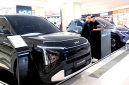Pengunjung melihat langsung unit Kia Carens dan Kia Sonet yang dipamerkan dalam gelaran Kia Experience Week di salah satu pusat perbelanjaan, Juni 2026. Pameran ini menjadi bagian dari strategi Kia untuk mendekatkan produk kepada konsumen melalui pengalaman interaktif di berbagai kota.