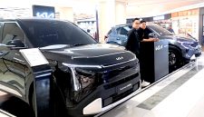 Pengunjung melihat langsung unit Kia Carens dan Kia Sonet yang dipamerkan dalam gelaran Kia Experience Week di salah satu pusat perbelanjaan, Juni 2026. Pameran ini menjadi bagian dari strategi Kia untuk mendekatkan produk kepada konsumen melalui pengalaman interaktif di berbagai kota.