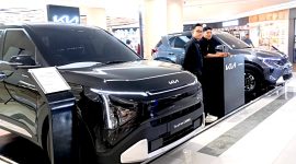 Pengunjung melihat langsung unit Kia Carens dan Kia Sonet yang dipamerkan dalam gelaran Kia Experience Week di salah satu pusat perbelanjaan, Juni 2026. Pameran ini menjadi bagian dari strategi Kia untuk mendekatkan produk kepada konsumen melalui pengalaman interaktif di berbagai kota.