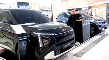 Pengunjung melihat langsung unit Kia Carens dan Kia Sonet yang dipamerkan dalam gelaran Kia Experience Week di salah satu pusat perbelanjaan, Juni 2026. Pameran ini menjadi bagian dari strategi Kia untuk mendekatkan produk kepada konsumen melalui pengalaman interaktif di berbagai kota.