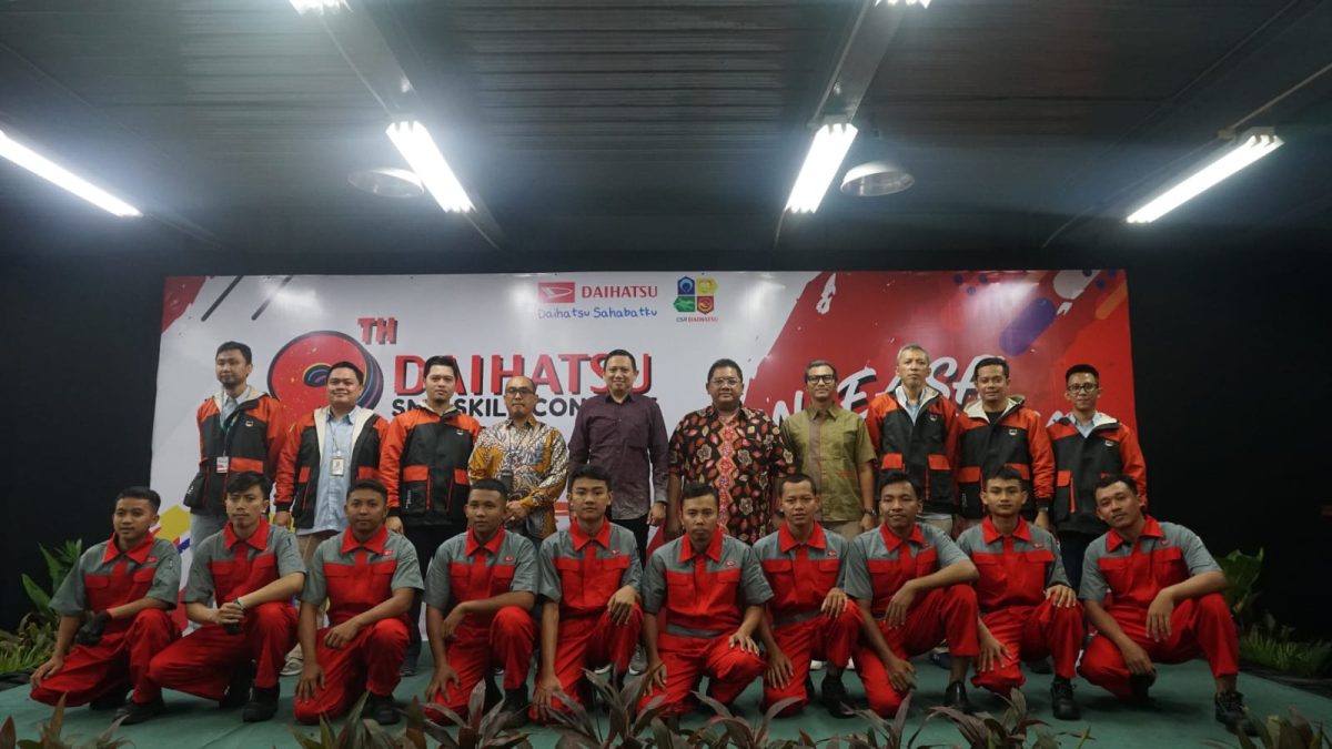 Peserta dan panitia berfoto bersama dalam pembukaan Daihatsu National SMK Skill Contest ke-9 di Jakarta, 12 Juni 2026. Ajang ini diikuti ratusan SMK binaan Daihatsu sebagai wadah unjuk keterampilan teknisi muda otomotif Indonesia.