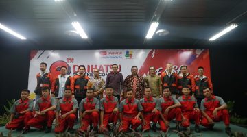 Peserta dan panitia berfoto bersama dalam pembukaan Daihatsu National SMK Skill Contest ke-9 di Jakarta, 12 Juni 2026. Ajang ini diikuti ratusan SMK binaan Daihatsu sebagai wadah unjuk keterampilan teknisi muda otomotif Indonesia.