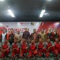 Peserta dan panitia berfoto bersama dalam pembukaan Daihatsu National SMK Skill Contest ke-9 di Jakarta, 12 Juni 2026. Ajang ini diikuti ratusan SMK binaan Daihatsu sebagai wadah unjuk keterampilan teknisi muda otomotif Indonesia.