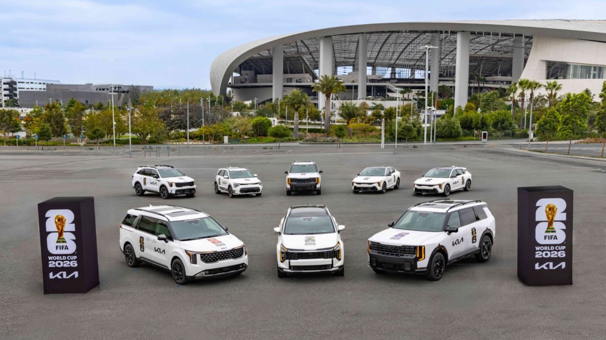 Armada kendaraan Kia Corporation yang akan digunakan sebagai transportasi resmi FIFA World Cup 2026 berjejer di area stadion, menampilkan berbagai model mulai dari SUV, MPV hingga mobil listrik untuk mendukung mobilitas selama turnamen.