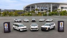 Armada kendaraan Kia Corporation yang akan digunakan sebagai transportasi resmi FIFA World Cup 2026 berjejer di area stadion, menampilkan berbagai model mulai dari SUV, MPV hingga mobil listrik untuk mendukung mobilitas selama turnamen.