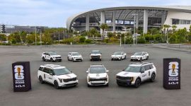 Armada kendaraan Kia Corporation yang akan digunakan sebagai transportasi resmi FIFA World Cup 2026 berjejer di area stadion, menampilkan berbagai model mulai dari SUV, MPV hingga mobil listrik untuk mendukung mobilitas selama turnamen.