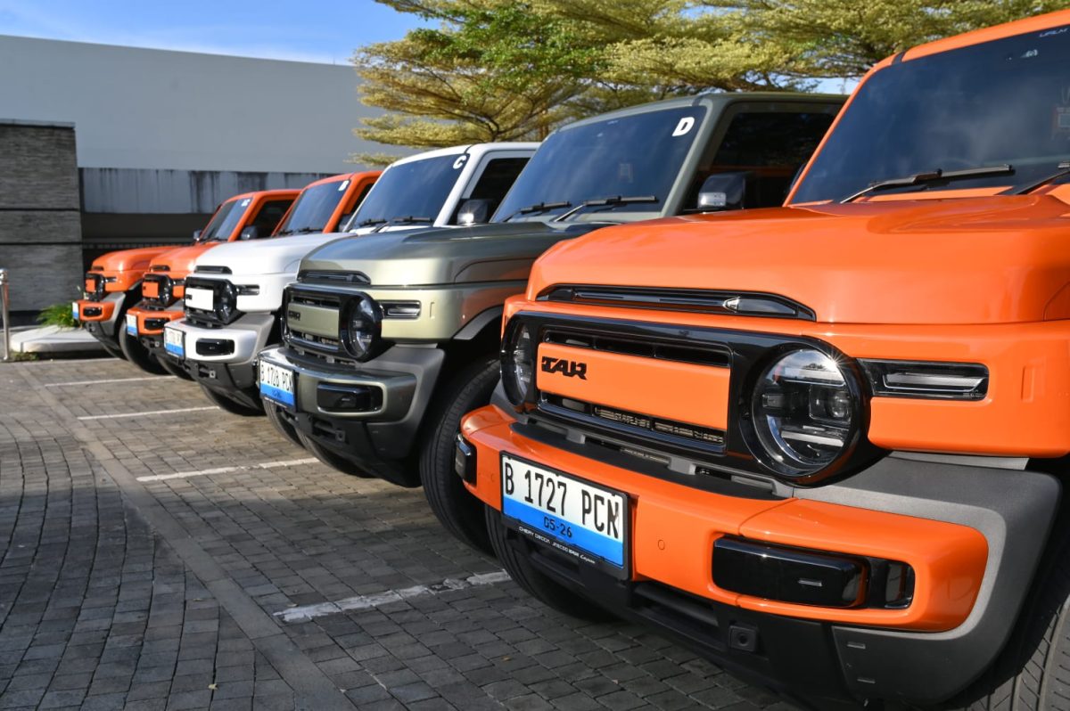 Deretan mobil listrik iCAR V23 dipamerkan dengan berbagai pilihan warna. SUV listrik bergaya boxy ini menawarkan efisiensi biaya operasional, fitur modern, serta karakter tangguh yang menjadi daya tarik bagi konsumen di tengah kenaikan harga BBM. (Foto: Dok. iCAR Indonesia)