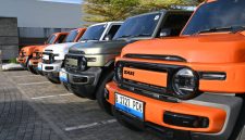Deretan mobil listrik iCAR V23 dipamerkan dengan berbagai pilihan warna. SUV listrik bergaya boxy ini menawarkan efisiensi biaya operasional, fitur modern, serta karakter tangguh yang menjadi daya tarik bagi konsumen di tengah kenaikan harga BBM. (Foto: Dok. iCAR Indonesia)