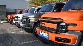 Deretan mobil listrik iCAR V23 dipamerkan dengan berbagai pilihan warna. SUV listrik bergaya boxy ini menawarkan efisiensi biaya operasional, fitur modern, serta karakter tangguh yang menjadi daya tarik bagi konsumen di tengah kenaikan harga BBM. (Foto: Dok. iCAR Indonesia)
