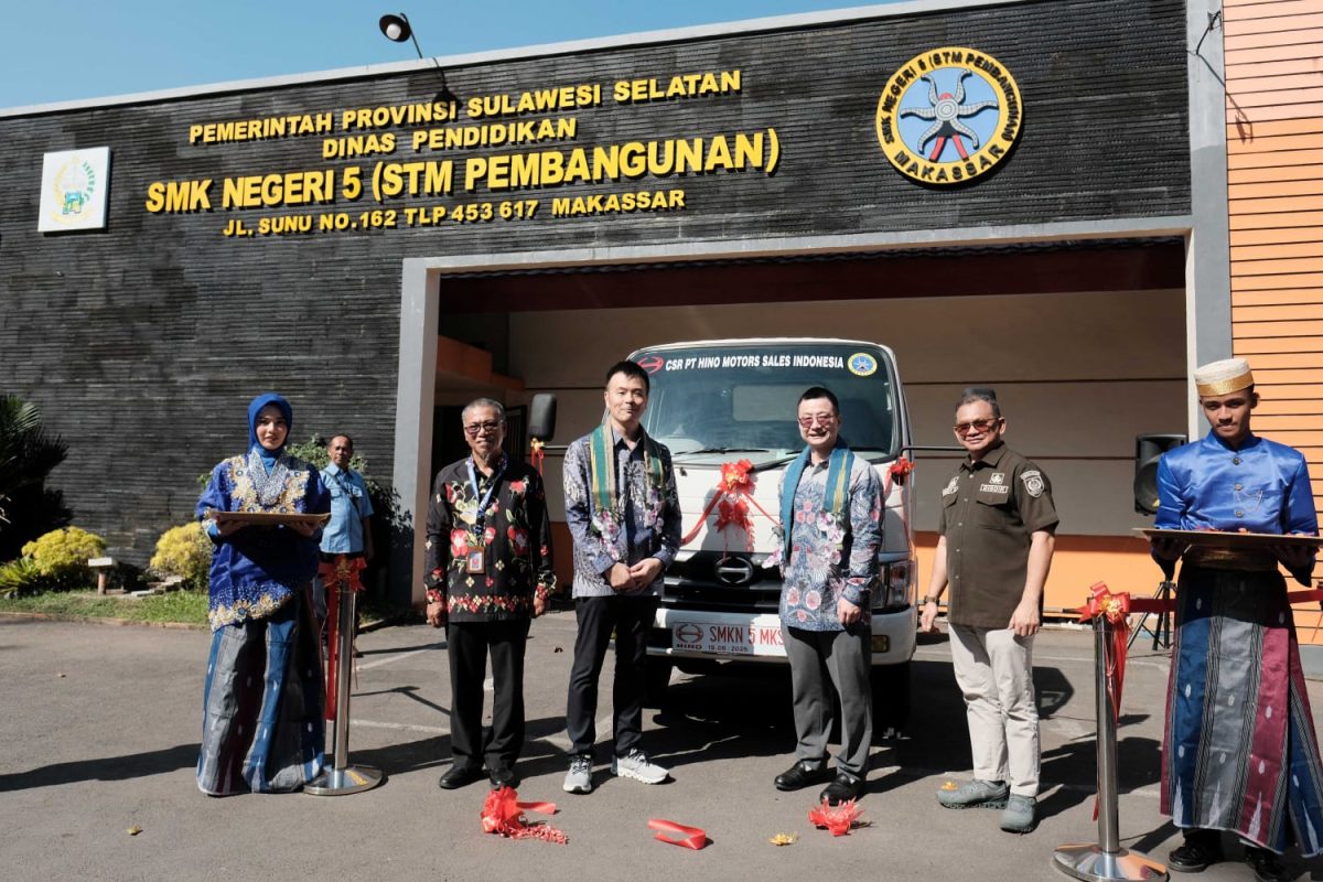 PT Hino Motors Sales Indonesia bersama Kumala Grup menyerahkan satu unit truk Hino 300 kepada SMKN 5 Makassar sebagai media pembelajaran pada Program Hino Indonesia Partnership School (HIPS) 2026. Kehadiran unit ini diharapkan mampu mendukung lahirnya teknisi kendaraan niaga yang kompeten dan siap kerja di industri otomotif nasional. Foto: Hino Indonesia.