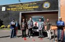 PT Hino Motors Sales Indonesia bersama Kumala Grup menyerahkan satu unit truk Hino 300 kepada SMKN 5 Makassar sebagai media pembelajaran pada Program Hino Indonesia Partnership School (HIPS) 2026. Kehadiran unit ini diharapkan mampu mendukung lahirnya teknisi kendaraan niaga yang kompeten dan siap kerja di industri otomotif nasional. Foto: Hino Indonesia.