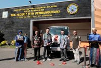 PT Hino Motors Sales Indonesia bersama Kumala Grup menyerahkan satu unit truk Hino 300 kepada SMKN 5 Makassar sebagai media pembelajaran pada Program Hino Indonesia Partnership School (HIPS) 2026. Kehadiran unit ini diharapkan mampu mendukung lahirnya teknisi kendaraan niaga yang kompeten dan siap kerja di industri otomotif nasional. Foto: Hino Indonesia.