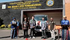 PT Hino Motors Sales Indonesia bersama Kumala Grup menyerahkan satu unit truk Hino 300 kepada SMKN 5 Makassar sebagai media pembelajaran pada Program Hino Indonesia Partnership School (HIPS) 2026. Kehadiran unit ini diharapkan mampu mendukung lahirnya teknisi kendaraan niaga yang kompeten dan siap kerja di industri otomotif nasional. Foto: Hino Indonesia.