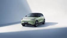 Geely EX2 hadir dengan pilihan warna baru Aether Green yang mulai diproduksi di Indonesia pada Juni 2026. Seiring peningkatan kapasitas produksi di pabrik PT Handal Indonesia Motor, Purwakarta, waktu tunggu konsumen kini dipangkas menjadi sekitar satu bulan. Foto: Dok. Geely Auto Indonesia