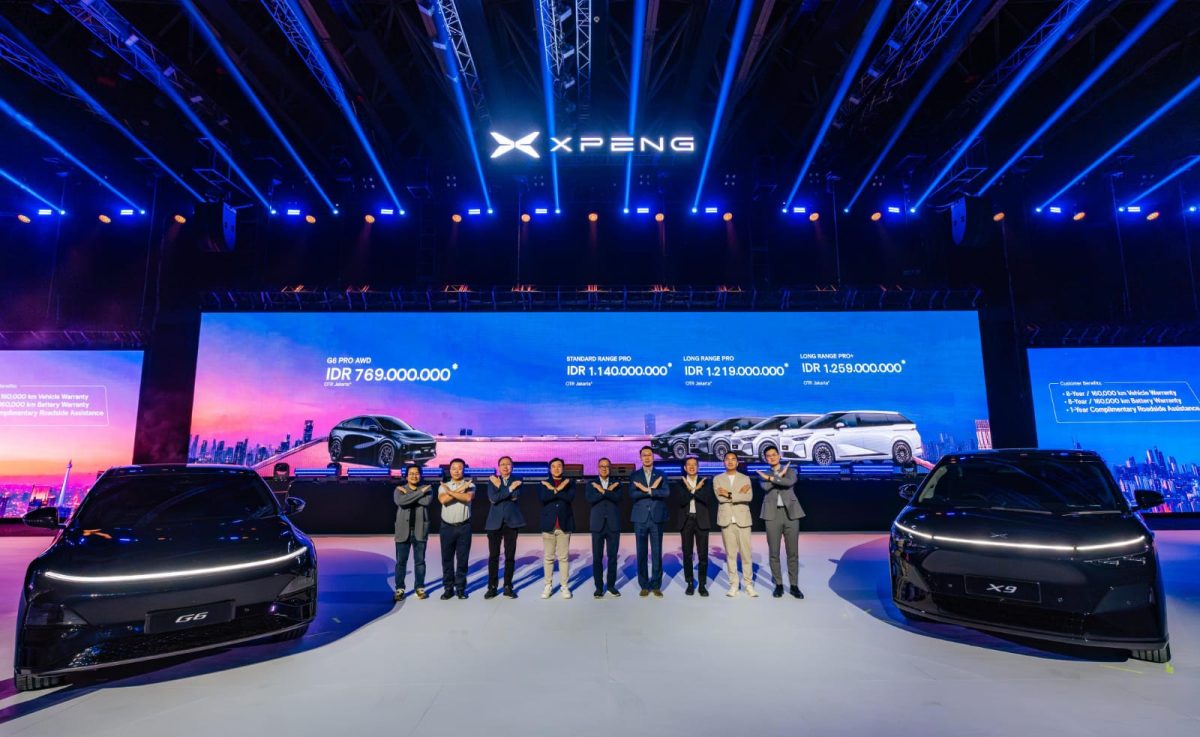 Jajaran manajemen XPENG dan Erajaya Active Lifestyle berfoto bersama usai memperkenalkan XPENG G6 AWD dan XPENG X9 Facelift dalam ajang XPENG V1SION Night 2026 di Istora Senayan, Jakarta. Pada kesempatan tersebut, XPENG juga mengumumkan harga resmi kedua model untuk pasar Indonesia. Foto: Dok. XPENG Indonesia.