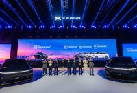 Jajaran manajemen XPENG dan Erajaya Active Lifestyle berfoto bersama usai memperkenalkan XPENG G6 AWD dan XPENG X9 Facelift dalam ajang XPENG V1SION Night 2026 di Istora Senayan, Jakarta. Pada kesempatan tersebut, XPENG juga mengumumkan harga resmi kedua model untuk pasar Indonesia. Foto: Dok. XPENG Indonesia.