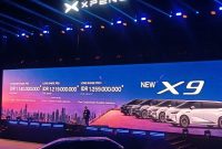 XPENG Indonesia mengumumkan harga resmi MPV listrik premium XPENG X9 pada ajang XPENG V1SION Night 2026 di Istora Senayan, Jakarta. X9 dipasarkan mulai Rp1,14 miliar hingga Rp1,259 miliar (OTR Jakarta) dalam tiga varian dengan jarak tempuh maksimal mencapai 715 km (NEDC). Foto: Dok. XPENG Indonesia.