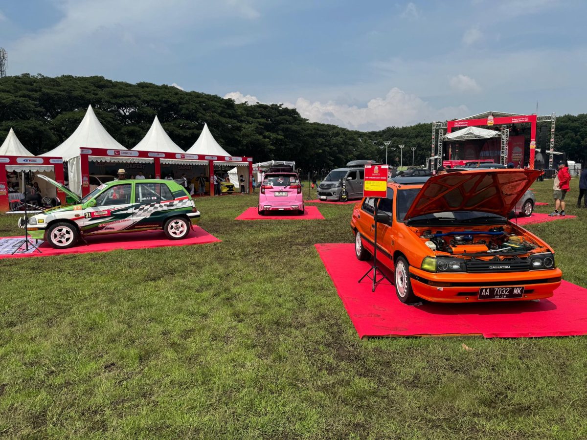 Deretan mobil Daihatsu modifikasi dan kendaraan klasik dipamerkan dalam area komunitas pada ajang Daihatsu Kumpul Sahabat. Berbagai komunitas otomotif turut meramaikan acara sebagai wadah silaturahmi, kreativitas, dan apresiasi terhadap pecinta otomotif. (Foto: Dok. Daihatsu)