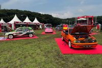 Deretan mobil Daihatsu modifikasi dan kendaraan klasik dipamerkan dalam area komunitas pada ajang Daihatsu Kumpul Sahabat. Berbagai komunitas otomotif turut meramaikan acara sebagai wadah silaturahmi, kreativitas, dan apresiasi terhadap pecinta otomotif. (Foto: Dok. Daihatsu)