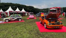 Deretan mobil Daihatsu modifikasi dan kendaraan klasik dipamerkan dalam area komunitas pada ajang Daihatsu Kumpul Sahabat. Berbagai komunitas otomotif turut meramaikan acara sebagai wadah silaturahmi, kreativitas, dan apresiasi terhadap pecinta otomotif. (Foto: Dok. Daihatsu)