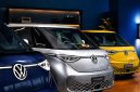 Tiga unit Volkswagen ID. Buzz Icon Collection tampil dengan warna monotone khas—Starlight Blue, Monosilver, dan Lime Yellow—yang menegaskan karakter desain ikonik sekaligus modern dari mobil listrik keluarga Volkswagen.