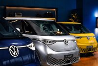 Tiga unit Volkswagen ID. Buzz Icon Collection tampil dengan warna monotone khas—Starlight Blue, Monosilver, dan Lime Yellow—yang menegaskan karakter desain ikonik sekaligus modern dari mobil listrik keluarga Volkswagen.