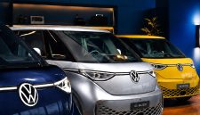 Tiga unit Volkswagen ID. Buzz Icon Collection tampil dengan warna monotone khas—Starlight Blue, Monosilver, dan Lime Yellow—yang menegaskan karakter desain ikonik sekaligus modern dari mobil listrik keluarga Volkswagen.