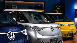 Tiga unit Volkswagen ID. Buzz Icon Collection tampil dengan warna monotone khas—Starlight Blue, Monosilver, dan Lime Yellow—yang menegaskan karakter desain ikonik sekaligus modern dari mobil listrik keluarga Volkswagen.
