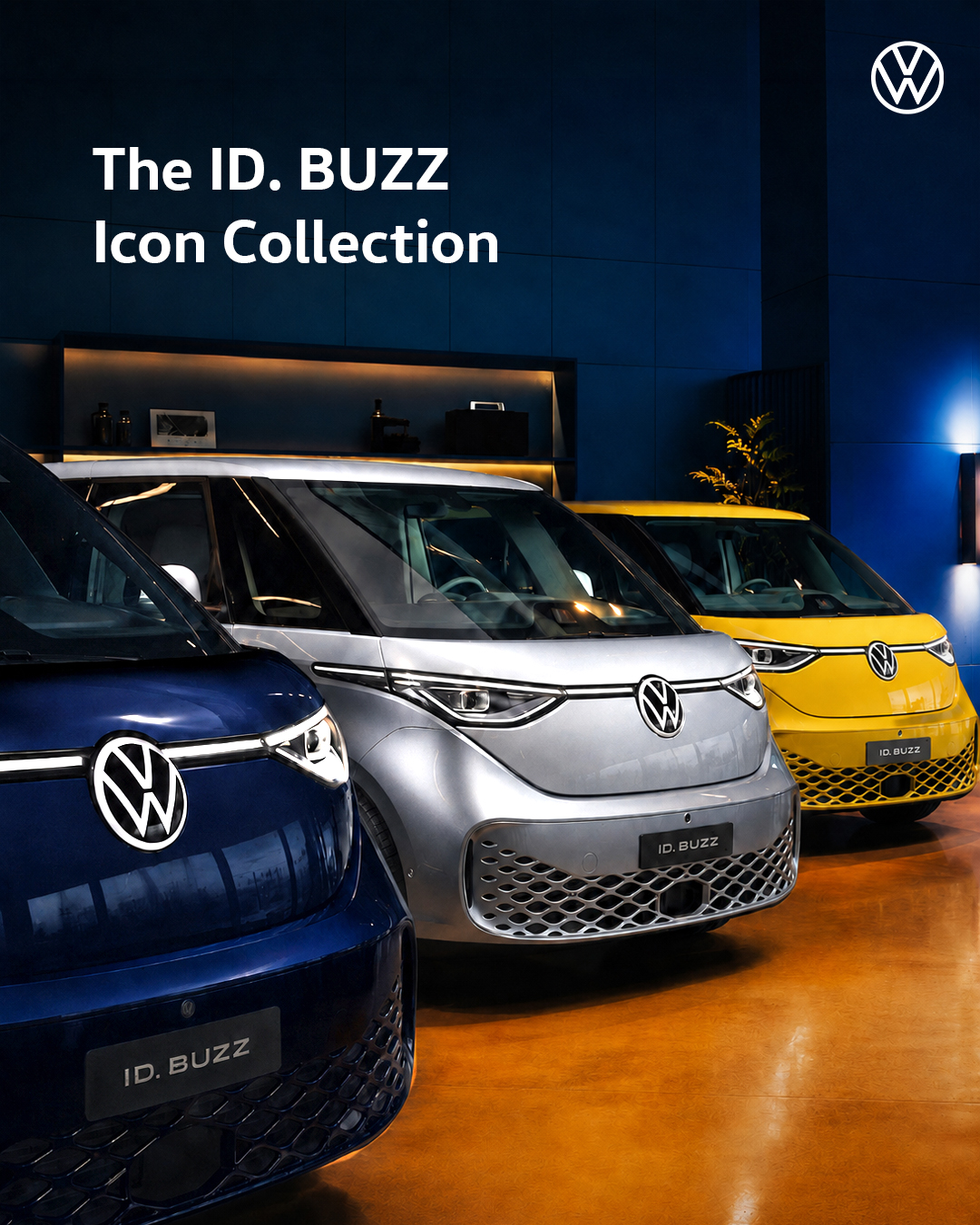 Tiga unit Volkswagen ID. Buzz Icon Collection tampil dengan warna monotone khas—Starlight Blue, Monosilver, dan Lime Yellow—yang menegaskan karakter desain ikonik sekaligus modern dari mobil listrik keluarga Volkswagen.