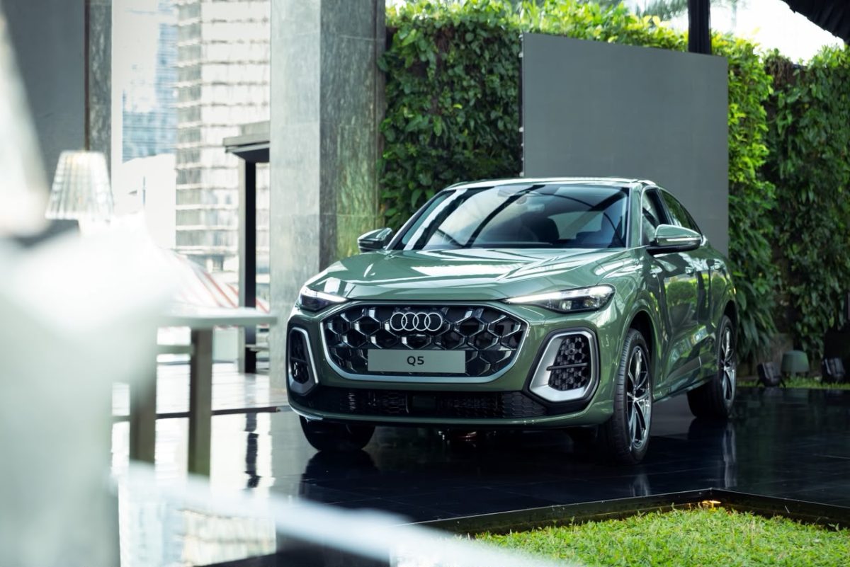 The New Audi Q5 Sportback warna District Green tampil memukau dengan desain SUV coupe premium yang memadukan kemewahan modern, teknologi canggih, dan performa khas Audi. Kehadirannya menjadi simbol baru quiet luxury bagi pecinta otomotif premium di Indonesia.