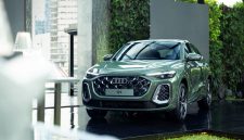 The New Audi Q5 Sportback warna District Green tampil memukau dengan desain SUV coupe premium yang memadukan kemewahan modern, teknologi canggih, dan performa khas Audi. Kehadirannya menjadi simbol baru quiet luxury bagi pecinta otomotif premium di Indonesia.