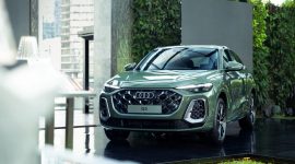 The New Audi Q5 Sportback warna District Green tampil memukau dengan desain SUV coupe premium yang memadukan kemewahan modern, teknologi canggih, dan performa khas Audi. Kehadirannya menjadi simbol baru quiet luxury bagi pecinta otomotif premium di Indonesia.