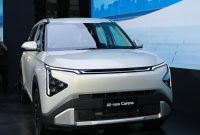 The All-New Kia Carens tampil dengan desain modern dan futuristis saat diperkenalkan kepada publik. MPV keluarga terbaru Kia ini mengusung konsep "Comfort in Every Row" dengan berbagai fitur kenyamanan premium untuk mendukung perjalanan keluarga yang lebih menyenangkan dan bermakna.