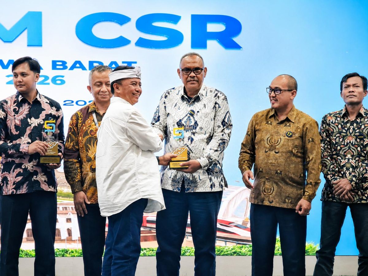 Apresiasi yang Diberikan kepada Tokoh Penggerak Binaan Daihatsu, Moh Warso, Yang Dinobatkan Sebagai Local Champion Bidang Sosial