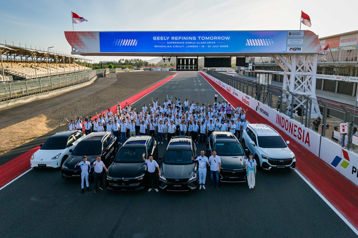 Geely Group menghadirkan jajaran kendaraan Geely dan ZEEKR dalam _Geely Refining Tomorrow_ di Mandalika International Circuit, Lombok