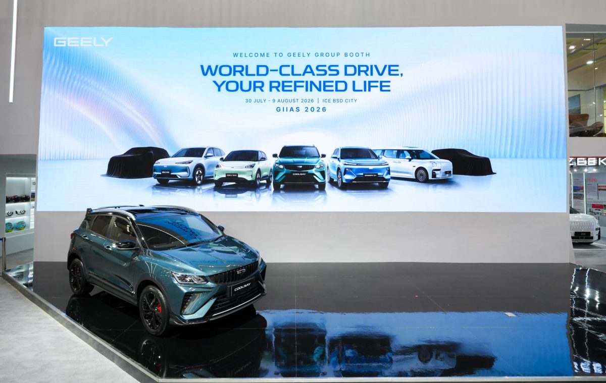 Pada varian Flagship, tampilannya semakin menonjol melalui two-tone exterior, rear spoiler, velg 18 inci, serta red brake calipers yang mempertegas kesan dinamis