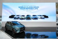 Pada varian Flagship, tampilannya semakin menonjol melalui two-tone exterior, rear spoiler, velg 18 inci, serta red brake calipers yang mempertegas kesan dinamis
