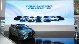 Pada varian Flagship, tampilannya semakin menonjol melalui two-tone exterior, rear spoiler, velg 18 inci, serta red brake calipers yang mempertegas kesan dinamis